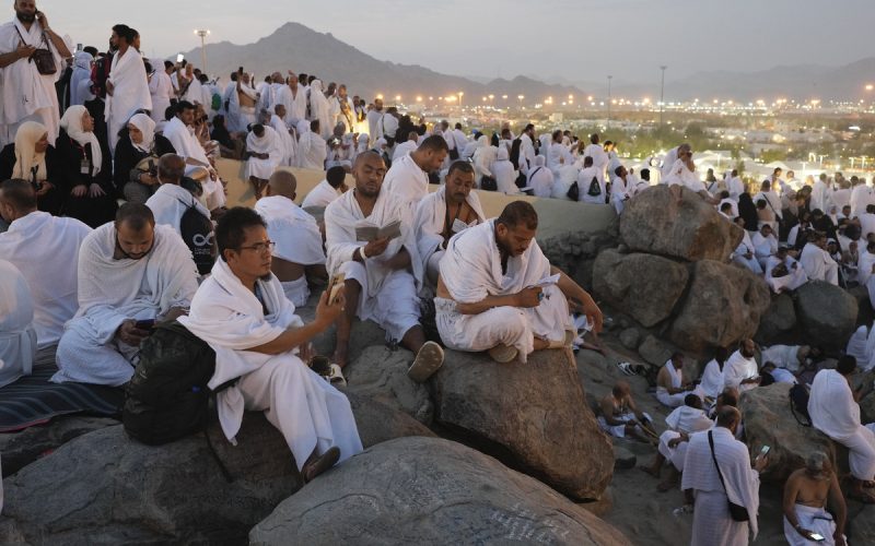 Muslim Pilgrims Gather at Mount Arafat for Daylong Worship as Hajj Reaches Its Peak